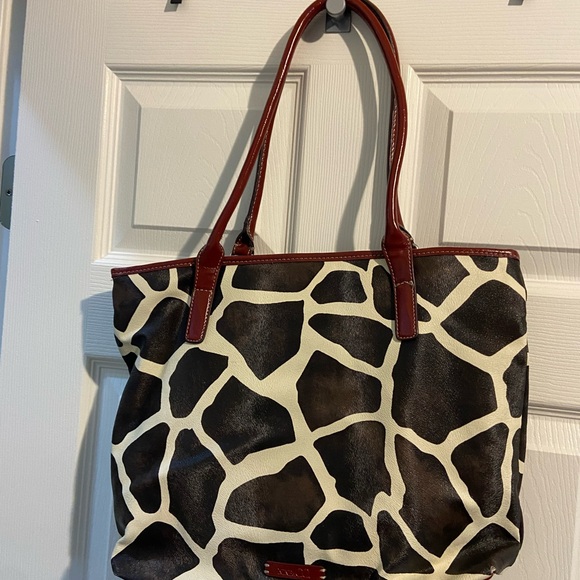 Nine & Co. Giraffe Print Tote with Red Trim & Matching Wallet - Picture 3 of 16